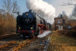 Die 50 3501-9 des Meininger Dampflokwerkes, ex DR 50 3501-9, ex DR 50 380, fährt am 25.03.2018 mit einem Dampfsonderzug der Eisenbahnfreunde Treysa e.V.