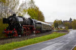 Die 52 4867 / 052 867-3 (90 80 0052 867-3 D-HEF) der Historische Eisenbahn Frankfurt e.V., ex GKB 152.4867 (Graz-Köflacher Eisenbahn- und Bergbaugesellschaft), ex ÖBB 152.4867, ex DRB 52 4867, scheibt, den von der 215 086-0 gezogen Sonderzug, am 22 April 2017 in Obererbach (Westerwald) auf der Oberwesterwaldbahn nach. Aber noch ca. 5 km wird im Bahnhof Altenkirchen Kopfgemacht, so wird die 52er Dampflok dann Zuglok und es geht weiter in Richtung Limburg an der Lahn.

Die Güterzug-Dampflokomotive 52 4867 wurde 1943 bei Maschinenbau und Bahnbedarf AG in Potsdam-Babelsberg unter der Fabriknummer 13931 gebaut und an die Deutschen Reichsbahn geliefert. Nach dem Krieg blieb sie in Österreich und wurde zur ÖBB 152.4867, 1970 kam sie zur GKB und 1980 kaufte die HEF die Lok.
