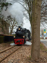 Die Jung Schmalspur Dampflok 20  Haspe  der Selfkantbahn bzw. Interessengemeinschaft Historischer Schienenverkehr e. V. (IHS) zieht ihren Personenzug am 31 Mrz 2013 bei Birgden in Richtung Gillrath. 

Fahrzeuggeschichte:
Die Dampf-Tenderlokomotive wurde 1956 von der Arnold Jung Lokomotivfabrik GmbH, Jungenthal bei Kirchen an der Sieg unter der Fabriknummer 12783 und an die 900 mm-Werksbahn der Klckner-Htte in Hagen-Haspe. Im Zuge der Stillegung der Hasper Htte kaufte die IHS 1972 auch die 20 und 21 und lies diese in der Werkstatt der DVG (Duisburger Verkehrsgesellschaft AG) auf 1.000 mm umspuren. 1980 Taufe auf den Namen „Haspe“.