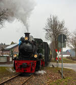 Die Jung Schmalspur Dampflok 20  Haspe  der Selfkantbahn bzw. Interessengemeinschaft Historischer Schienenverkehr e. V. (IHS) zieht ihren Personenzug am 31 Mrz 2013 bei Birgden in Richtung Gillrath. 

Fahrzeuggeschichte:
Die Dampf-Tenderlokomotive wurde 1956 von der Arnold Jung Lokomotivfabrik GmbH, Jungenthal bei Kirchen an der Sieg unter der Fabriknummer 12783 und an die 900 mm-Werksbahn der Klckner-Htte in Hagen-Haspe. Im Zuge der Stillegung der Hasper Htte kaufte die IHS 1972 auch die 20 und 21 und lies diese in der Werkstatt der DVG (Duisburger Verkehrsgesellschaft AG) auf 1.000 mm umspuren. 1980 Taufe auf den Namen „Haspe“.