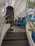 Innenraum des sechsteiligen Doppelstocktriebwagen Stadler KISS (160) - ET 610 (94 80 0445 010-2 D-WFB ff.) der WestfalenBahn, hier Blick von der Treppe ins Oberdeck.

Osnabrück 21 Januar 2025