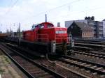 Eine DB 294 ist am 17.04.2008 mit einem G�terzug im Bahnhof von Herne unterwegs.