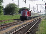 202 885,von IntEgro,als Zuglok im Abschnitt Putbus-Bergen/Rügen,mit dem Sonderzug Putbus-Leipzig,am 25.Mai 2024,erreichte den Bahnhof Bergen/Rügen.