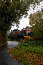 Baustelle Bahnhof Herdorf am 25 Oktober 2025, es sch�ttete ohne Unterlass, dazu noch heftige Windb�en, aber die Arbeiten zur Erneuerung der Weiche 3 und der R�ckbau mit L�ckenschluss f�r die drei aufeinander folgenden Weichen 22, 23 und 24 (Erneuerung Anschluss von Weiche 26 an Gleis 4) haben begonnen. So musste ich doch dem widrigen Wetter an die Strecke.

Hier die Vossloh G 12 – 4120 001-7 „Karl August“ (92 80 4120 001-7 D-KAF) der KAF Falkenhahn Bau AG mit einem Schotterzug. Der Zug besteht aus zweiachsigen Niederbordwagen der Gattung Klmos 702 der RailPro. 

�brigens, die Lok tr�gt den Namen des Firmengr�nders Karl August Falkenhahn, der die Baufirma 1919 in Kreuztal gr�ndete. 

Die dieselhydraulische Vossloh G12 wurde 2010 von Vossloh in Kiel unter der Fabriknummer 5001919, als Prototyp gebaut und bereits auf der InnoTrans 2010 pr�sentiert, 2014 konnte ich sie selbst auf der InnoTrans 2014 als SLG Spitzke G 12 - SP - 012 (92 80 4120 001-7 D-VL) sehen und ablichten. Im Jahr 2017 wurde die Lok an die KAF Falkenhahn Bau AG (Kreuztal) verkauft. Aus Fachkreisen kann man h�ren, dass es wohl nicht so ein guter Wurf war und so bleibt diese G 12 ein Einzelst�ck. Lediglich von der diesel-elektrischen Variante (DE 12) wurden bisher 5 St�ck gebaut. Die leistungsst�rkere Serie G18 / DE 18 ist erheblich erfolgreicher.