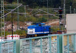 Die V 100-SP-008 / 203 128-4 (92 80 1203 128-4 D-SLG) der SLG Spitzke Logistik GmbH, ex DR 110 529-5, ex DR 112 529-3, ex DR 202 529-4, ex DB 202 529-4, rangiert am 30 September 2025 im Bahnhof Betzdorf/Sieg.

Die V 100.1 wurde 1973 von LEW (VEB Lokomotivbau Elektrotechnische Werke „Hans Beimler“ Hennigsdorf) unter der Fabriknummer 13568 gebaut und an die DR als 110 529-5 ausgeliefert. Der Umbau in DR 112 529-3 erfolgte 1985, eine Umzeichnung in 202 529-4 erfolgte 1992 und 1994 ging sie dann mit in die DB über. Die z-Stellung und Ausmusterung erfolgten 1997/1998. Dann ging sie zur SFZ - Schienenfahrzeugzentrum Stendal, ab 01.11.2002 ALS - ALSTOM Lokomotiven Service GmbH, dort wurde sie auch 
gemäß Umbaukonzept BR 203.1 umgebaut. Seit dem 20.07.2007 fährt sie nun für die SLG - Spitzke Logistik GmbH in Großbeeren als V 100-SP-008 (80 1203 128-4 D-SLG).

TECHNISCHE DATEN:
Spurweite: 1.435 mm (Normalspur)
Achsanordnung: B'B' 
Länge über Puffer: 14.240 mm
Radsatzabstand im Drehgestell: 2.300 mm
Drehzapfenabstand: 7.000 mm
Kleinster befahrbarer Gleisbogenradius: 100 m
Dienstgewicht: 68 t
Leistungsübertragung: dieselhydraulisch
Höchstgeschwindigkeit: 100 km/h
Kleinste Dauerfahrgeschwindigkeit: 11,1 km/h

Motortyp: Caterpillar 3512 B DI-TA
Motorbauart: 12-Zylinder-Dieselmotor mit Direkteinspritzung, Abgasturbolader und Ladeluftkühlung
Motorleitung: 1.305 kW (1.775 PS) bei 1.600 U/min
Hubraum: 51,8 l (Bohrung-Ø 170 x Hub 190 mm)
Motorgewicht: 6.537 kg
Getriebe: Voith Strömungsgetriebe GSR 30/5,7
Betriebsstoffvorräte: 2.500 l (Dieselkraftstoff)
Bremse: Klotzbremse, KE-GP m. Z