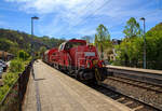 Die Kreuztaler 265 031-5 (92 80 1265 031-5 D-DB), eine Voith Gravita 15L BB der DB Cargo AG, fährt am 04.05.2023 mit einem Coilzug (Wagen der Gattung Shimmns) durch den Bahnhof Kirchen (Sieg) in