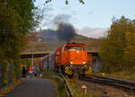 Die KSW 45 (98 80 0276 016-9 D-KSW) eine MaK G 1204 BB der Kreisbahn Siegen-Wittgenstein am 02.11.2022, mit einem langen Übergabezug, in Herdorf.