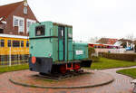 Die meterspurige dieselmechanische zweiachsige Kö 2 der Inselbahn Langeoog, heute nur noch als Denkmallok, am 13 Februar 2024 beim Insel Bahnhof Langeoog (im Ort Langeoog).

Die Kleinlokomotive ist eine Deutz OMZ 122 Meterspur, sie wurde 1937 von Klöckner-Humboldt-Deutz in Köln unter der Fabriknummer 18443 gebaut und an die Inselbahn Langeoog geliefert, wo sie bis 1985 im Einsatz war. So hat sie auf der 2,6 km kurzen Strecke in den Jahren über 216.000 km gefahren und hat dabei über 1,2 Millionen Passagiere sowie 425.000 t Güter befördert.  

Diese dieselmechanischen Lokomotiven mit der Achsfolge B, waren eine schmalspurige Variante der in großer Stückzahl (176 Stück) gebauten Deutz OMZ 122 R. Nach der in großer Stückzahl gefertigten OMZ 122 R besaß der Hersteller KHD ein Typenprogramm, Lokomotiven mit dieser Art Motor für die Spurweiten von 600 mm bis 1.076 mm zu fertigen. Es sind 62 Exemplare des Typs OMZ 122 F bekannt.

Die Meterspur Lokomotiven waren etwas schmaler und kürzer als die Regelspurloks ausgeführt. Sichtbarer Unterschied war anfangs die Ausrüstung des Führerstandes mit nur einem mittleren runden Stirnfenster. Auch im Laufwerk gab es den Unterschied, dass bei den Meterspurloks Scheibenräder mit Ausschnitten genommen wurden.

Der Motor Deutz OMZ 122 ist ein wassergekühlter Zweizylinder-Zweitakt-Dieselmotor mit in Reihe angeordneten Zylindern, der über eine Lamellenkupplung ein mechanisches Getriebe mit Wendegetriebe antrieb. Die Antriebsachse wird vom Getriebeausgang über eine Kette angetrieben, der Antrieb der anderen Achse erfolgt über Kuppelstangen. Durch diese Konstruktionsform konnte Platz gespart werden, zudem erhöht sich die Laufruhe gegenüber Fahrzeugen mit Blindwelle.

Die Federung war bei den Lokomotiven mit Blattfedern ausgeführt, die über den Achsen angeordnet sind. Die Kupplung der Wagen war mit einer sogenannten Triangelkupplung ausgeführt, eine Druckluftbremse für die Zugbremsung besaßen die Loks nicht. Die Besandungsanlage war in Fallform ausgeführt, ein Sandfallrohr war zwischen den Rädern vorhanden.

TECHNISCHE DATEN:
Spurweite: 1.000 mm
Achsfolge: B
Länge über Puffer: 4.280 mm
Achsabstand: 1.150 mm
Treibraddurchmesser: 500mm (neu)
Max. Breite: 2.500 mm
Max. Höhe ü. Schienenoberkante: 2.560 mm
Dienstgewicht:  6.800 kg
Dieselmotor: wassergekühlter Zweizylinder-Zweitakt-Dieselmotor Motortyp: Deutz OMZ 122
Motorleistung: 36 PS (26 kW) bei 600 U/min
Höchstgeschwindigkeit im Direktgang: 35 km/h
Bremsgewicht: 4.800 kg
