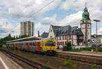 
Zwei gekoppelte dieselelektrische Doppeltriebwagen vom Typ LHB VT/VS 2E (BR 609.0) der TSB - Taunusbahn (zur HLB - Hessische Landesbahn) stehen am 11.08.2014 im Bahnhof Bad Homburg zur Abfahrt nach Grvenwiesbach bereit.

Der Bahnhof Bad Homburg liegt bei km 19,0 an der Homburger Bahn (KBS 645.5) und wurde am 26. Oktober 1907 in Betrieb genommen. Dieser neue Durchgangsbahnhof in Bad Homburg ersetzte zwei ltere Bahnhfe.  

Genaue Beschreibung der Triebwagen  unter: http://hellertal.startbilder.de/bild/deutschland~unternehmen~hlb-hessische-landesbahn-2/359594/vt2e-15a--vs2e-15b-95.html