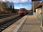 611 034 sprintet mit 140 Km/h als Ire 3214 durch den Bahnhof Allmendingen dem nächsten Halt Ehingen entgegen, 23.02.17