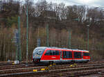 Der Dieseltriebzug 642 120 (95 80 0642 120-9 D-DB) / 642 620 (95 80 0642 620-8 D-DB), ein Siemens Desiro Classic der Kurhessenbahn (gehört zur DB Regio AG), hat am 17.04.2021in Betzdorf (Sieg)