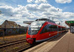 Der 3-teilige diesel-elektrischen Bombardier Talent 644 048 / 944 048 / 644 548 der DB Regio NRW verlässt am 30.04.2023, als RB 38 „Erft-Bahn“ (Bedburg/Erft – Bergheim –