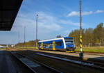 Der STADLER Regio-Shuttle RS1 bzw. RegioSpider 841 265-2 (95 54 5841 265-2 CZ-GWTR) der GW Train Regio a.s. erreicht am 21 April 2023 von Mariánské Lázně (Marienbad) kommend den Bahnhof Karlovy Vary dolní nádraží (Karlsbad untere Bahnhof) und steht gleichauf zur Rückfahrt bereit. 

Der STADLER Regio-Shuttle RS1 wurde 1998 von ADtranz (ABB Daimler-Benz Transportation GmbH) in Berlin (heute Stadler Pankow) unter der Fabriknummer 36784 gebaut und als BOB VT 65 an die Bodensee-Oberschwaben-Bahn geliefert, von 2007 bis 2021 lief er unter der NVR-Nr. 5 80 0650 355-0 D-BOBFN. Im Jahr 2021 wurde er an die GW Train Regio a.s. nach Tschechien verkauft und war von 2021 bis 2022 als 95 80 0650 355-0 D-GWTR noch in Deutschland eingestellt.

Die GW Train Regio a.s. (bis 20. Dezember 2011 Viamont Regio a.s.) ist ein tschechisches Eisenbahnverkehrsunternehmen, mit Sitz in Ústí nad Labem.

Nachdem die Firma Viamont ab 1997 auf verschiedenen Bahnstrecken den Schienenpersonennahverkehr übernahm, gründete die Gesellschaft am 19. Juni 2008 die Viamont Regio a.s. als 100%ige Tochtergesellschaft. Diese wurde am 27. Oktober 2011 an die IDS building corporation a.s. verkauft, die sie am 20. Dezember 2011 in GW Train Regio umbenannte. Im Juni 2014 wurde das Unternehmen an die ČSAD Jihotrans a.s. weiterverkauft. Im März 2015 wurde bekannt, dass die Gesellschaft ab Fahrplanwechsel 2016 drei zusätzliche Strecken im Böhmerwald für 15 Jahre betreiben wird. GW Train Regio betreibt diese Strecken allerdings erst seit Dezember 2017 und löste die České dráhy ab. Ferner betreibt sie die Schnellzüge Plzeň–Chomutov–Most nach einer Direktvergabe mit Triebwagen der DB-Baureihe 628.

Unteranderem Betreibt die GW Train Regio a.s. die Linie auf der schöne 53 km langen Strecke (SŽDC Kursbuchstrecke 149) von Karlovy Vary dolní nádraží (Karlsbad untere Bahnhof) über Bečov nad Teplou (Petschau) nach Mariánské Lázně (Marienbad).
