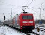 101 029-7 mit IC 2376 von Stuttgart Hbf nach Ostseebad Binz bei der Ausfahrt im Rostocker Hbf.31.01.2014