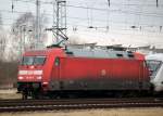 101 049-5 mit dem langen IC 2213 von Ostseebad Binz nach Stuttgart Hbf kurz vor der Ausfahrt im Rostocker Hbf.21.02.2014