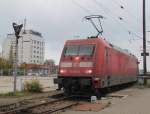 101 021-4 musste am 12.10.2014 im Bahnhof Warnemnde warten auf die Rangierfahrt warten link´s das Firmengebude von Scandlines.12.10.2014