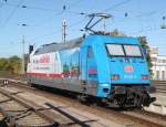 Die neue blau-weie Mrklin-Werbelok 101 071-9 beim Rangieren im Rostocker Hbf.11.10.2015