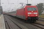 101 022-2 mit IC 2356(Umleiter)von Ostseebad Binz nach Frankfurt(M) Flughafen Fernbf bei der Ausfahrt am 17.10.2015 im Rostocker Hbf