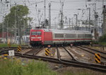 101 024-8 mit IC 2216(Stuttgart-Greifswald)bei der Einfahrt im Rostocker Hbf.18.05.2016