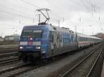 101 102-2 steht mit IC 2379 von Stralsund nach Frankfurt(Main)Hbf im Bahnhof Stralsund.(09.04.10)