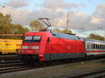 101 083 mit IC 2260(Rostock-Binz)bei der Bereitstellung im Rostocker Hbf.14.09.2024