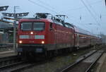 112 114 mit RE 5 von Rostock Hbf nach Berlin-Südkreuz bei der Ausfahrt im Rostocker Hbf.21.12.2025