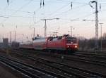 Neben einen Doppelstockwagen hatte 120 201 noch den 628 642,am 29.Januar 2011,mit am Haken,als Diese am spten Nachmittag in Rostock einfuhren.