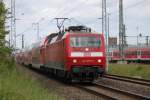 120 205-0 mit Hanse-Express von Rostock Hbf nach Hamburg Hbf bei der Ausfahrt im Rostocker Hbf.29.05.2015