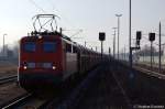 140 687-4 mit einem Toyota Autozug bei der Einfahrt in den Bahnhof Rathenow.