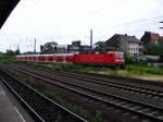 Eine DB 143 ist am 20.06.2008 mit einem S-Bahn-Wendezug im Bahnhof von Herne unterwegs.