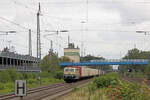 181 213-0 (SEL) mit Seekisten am Haken, durchfährt am 07.08.2023 den Tostedter Bahnhof.