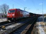 Im Kreuzungs-und berholgleis in Samtens stand am 12.Februar 2011:185 399 mit dem Rhrenzug nach Mukran.