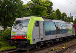 Die BLS Cargo 502, Re 486 502-8/E 486 502 SF  The Alpinists in Europa  (91 85 4486 502-8CH-BLSC) fhrt am 07 Juli 2025 mit einem HUPAC KLV-Zug durch Kirchen (Sieg) in Richtung Kln.

Nochmals einen lieben Gru an den netten Lokfhrer zurck.

Die TRAXX F140 MS wurde 2008 von Bombardier in Kassel unter der Fabriknummer 34401 gebaut und an die BLS Cargo AG (Bern) geliefert. Die Loks sind nur fr die Schweiz, Deutschland, sterreich und Italien zugelassen.

Der Erfolg im Gterverkehr veranlasste die BLS zehn weitere TRAXX zu bestellen im Gegensatz zur ersten Serie TRAXX F140 AC1 mit der Bezeichnung Re 485 001 bis 485 020, die nur unter Wechselstrom fahren knnen, knnen die TRAXX F140 MS Re 486 501 bis 486 510 auch unter 3.000 Volt Gleichstrom eingesetzt werden. Bombardier hatte seit der ersten Lieferung Verbesserungen vorgenommen. Dabei wurde der Lokomotivkasten optimiert und die Traktionsausrstung mit moderneren Komponenten versehen. Eine Nachbeschaffung wre noch mglich gewesen, htte aber dazu gefhrt, dass die Lokomotiven nicht auf dem neuesten Stand waren und nicht unter der Gleichstromfahrleitung eingesetzt werden konnten. Die eingebauten Zugbeeinflussungssysteme erlauben den Einsatz in Deutschland, sterreich, der Schweiz und Italien (DACHI). Anfnglich waren die Lokomotiven in der Schweiz nur fr den Einsatz auf Strecken mit konventioneller Zugbeinflussung und nicht auf ETCS Level 2 Strecken zugelassen. Die Re 486 knnen unter sich und mit den Re 485 und Lokomotiven der Baureihe 185/186 in Vielfachsteuerung eingesetzt werden. Mittlerweile nach Umbauten durch die BLS, knnen die Loks nun auch mit Re 465, sowie mit Siemens Vectron der BR 193 bzw. Re 475 in Mehrfachtraktion gefahren werden.

TECHNISCHE DATEN:
Spurweite: 1.435 mm (Normalspur)
Achsformel: Bo’Bo’
Lnge ber Puffer: 18.900 mm
Hhe: 4.385 mm
Breite: 2.978 mm
Drehzapfenabstand: 10.400 mm
Achsabstand im Drehgestell: 2.600 mm
Dienstmasse: 85 t
Hchstgeschwindigkeit:  140 km/h
Dauerleistung: 5.600 kW
Dauerzugkraft: 300 kN
Treibraddurchmesser: 1.250 mm
Stromsysteme: 15 kV 16,7 Hz, 25 kV 50 Hz Wechselstrom sowie 3 kV und 1,5 kV Gleichstrom
Antrieb: Tatzlager