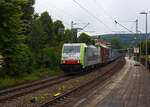 Die BLS Cargo 502, Re 486 502-8/E 486 502 SF  The Alpinists in Europa  (91 85 4486 502-8CH-BLSC) fhrt am 07 Juli 2025 mit einem HUPAC KLV-Zug durch Kirchen (Sieg) in Richtung Kln.

Nochmals einen lieben Gru an den netten Lokfhrer zurck.

Die TRAXX F140 MS wurde 2008 von Bombardier in Kassel unter der Fabriknummer 34401 gebaut und an die BLS Cargo AG (Bern) geliefert. Die Loks sind nur fr die Schweiz, Deutschland, sterreich und Italien zugelassen.

Der Erfolg im Gterverkehr veranlasste die BLS zehn weitere TRAXX zu bestellen im Gegensatz zur ersten Serie TRAXX F140 AC1 mit der Bezeichnung Re 485 001 bis 485 020, die nur unter Wechselstrom fahren knnen, knnen die TRAXX F140 MS Re 486 501 bis 486 510 auch unter 3.000 Volt Gleichstrom eingesetzt werden. Bombardier hatte seit der ersten Lieferung Verbesserungen vorgenommen. Dabei wurde der Lokomotivkasten optimiert und die Traktionsausrstung mit moderneren Komponenten versehen. Eine Nachbeschaffung wre noch mglich gewesen, htte aber dazu gefhrt, dass die Lokomotiven nicht auf dem neuesten Stand waren und nicht unter der Gleichstromfahrleitung eingesetzt werden konnten. Die eingebauten Zugbeeinflussungssysteme erlauben den Einsatz in Deutschland, sterreich, der Schweiz und Italien (DACHI). Anfnglich waren die Lokomotiven in der Schweiz nur fr den Einsatz auf Strecken mit konventioneller Zugbeinflussung und nicht auf ETCS Level 2 Strecken zugelassen. Die Re 486 knnen unter sich und mit den Re 485 und Lokomotiven der Baureihe 185/186 in Vielfachsteuerung eingesetzt werden. Mittlerweile nach Umbauten durch die BLS, knnen die Loks nun auch mit Re 465, sowie mit Siemens Vectron der BR 193 bzw. Re 475 in Mehrfachtraktion gefahren werden.

TECHNISCHE DATEN:
Spurweite: 1.435 mm (Normalspur)
Achsformel: Bo’Bo’
Lnge ber Puffer: 18.900 mm
Hhe: 4.385 mm
Breite: 2.978 mm
Drehzapfenabstand: 10.400 mm
Achsabstand im Drehgestell: 2.600 mm
Dienstmasse: 85 t
Hchstgeschwindigkeit:  140 km/h
Dauerleistung: 5.600 kW
Dauerzugkraft: 300 kN
Treibraddurchmesser: 1.250 mm
Stromsysteme: 15 kV 16,7 Hz, 25 kV 50 Hz Wechselstrom sowie 3 kV und 1,5 kV Gleichstrom
Antrieb: Tatzlager