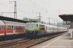 Scanbild von 103 220 mit NMBS-Wagen beim durchfahren von Köln Deutz am 13 April 2000.