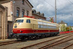 Das formschöne Paradepferd in den TEE-Farben purpurrot/elfenbein, die stärkste einteilige Drehgestell-Lokomotiv-Baureihe der Welt und die stärkste deutsche Lok – Baureihe....

Die 103 226-7 (91 80 6103 226-7 D-DB) wird am 23.04.2017 im Südwestfälischen Eisenbahnmuseums in Siegen präsentiert. Mit einer Kurzzeitleistung von 10.400 kW (14.140 PS) bzw. einer Dauerleistung von 7.440 kW (10.115 PS) sind sie immer noch die stärksten. Derzeit ist sie im Ringlokschuppen in Siegen abgestellt.

Die 103.1 wurde 1973 von Krauss-Maffei unter der Fabriknummer 19639 gebaut, der elektrische Teil ist von Siemens. 2012 wurde die Lok ausgemustert und seit Anfang 2013 im Besitz des DB Museums sie ging als Dauerleihgabe an den Lokomotiv-Club 103. Die Lok ist betriebsfähig, darf aber gemäß Vertrag mit der DB keine Sonderzüge ziehen.

Technische Daten:
Achsfolge: Co´Co´
Spurweite: 1.435 mm
Drehgestellmittenabstand: 9.600 mm
Achsstand im Drehgestell: 2 x 2.250 mm
Gesamtachsstand: 14.100 mm
Länge über Puffer: 20.200 mm (ab 103 216)
größte Breite: 3.090 mm
größte Höhe ü. SO.: 4.492 mm
Dienstgewicht: 116 t
Achslast: 19,3 t
Gewicht Drehgestell: 31.000 kg
Kleinster Befahrbarer Radius: 140 m
Antriebsart: Siemens-Gummiring-Kardan-Hohlwellenantrieb mit einseitigem Stirnradgetriebe
Bremse: Druckluft-Klotzbremse KE - GPR - E mZ
Elektrische Bremse: 2 x fahrleitungsunabhängige (eigenerregte) Gleichstrom-Widerstandsbremse
Stromsystem: 15 kV, 16 2/3 Hz
Stromabnehmer: Anfangs 2 x Scherenstromabnehmer DBS 54 a, später Umbau mit 2 x Einholmstromabnehmer SBS 65

Fahrmotoren: 6 x zwölfpoliger Wechselstrom-Reihenschlußmotor, Typ: WB 368/17f (SSW)
Höchstdrehzahl: 1 525 U/min.
Dauerleistung: 1.180 kW
Motorgewicht: 3.500 kg
Zahl der Fahrstufen: 39

Fahrleistungen:
Höchstgeschwindigkeit: 200 km/h
Kurzzeitleistung: 10.400 kW, auf 9.000 kW begrenzt
Stundenleistung: 7.780 kW
Dauerleistung: 7.440 kW
Anfahrzugkraft: 312 kN
