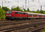 Die 111 112-9 (91 80 6111 112-9 D-DB) der DB Regio NRW ist mit fünf n-Wagen (ex Silberlinge), als Verstärkerzug für dem RE 9 - Rhein-Sieg-Express, am 14 Juli 2013 beim Hbf Siegen angestellt.

Die Lok wurde 1979 von Krauss-Maffei in München-Allach unter der Fabriknummer 19844 gebaut, die elektrische Ausrüstung von Siemens. Sie wurde als 111 112-9 an die Deutsche Bundesbahn geliefert. Im Jahr 2022 wurde sie an die TRI Train Rental GbR (Eckental-Eschenau) verkauft, wo sie nun in der schönen Farbgebung blau/schwarz unter der Betreiberbezeichnung E 11 112 (91 80 6111 112-9 D-TRAIN) fährt. Ich hoffe es sind noch einige Jahre.

Die Lok besitzt eine Konventionelle-Wendezug-Steuerung (36-poliges Kabel) und eine Zeitmultiplexe-Wendezug-Steuerung (UIC-Kabel).
