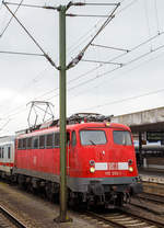 
Seit Januar 2019 auch nicht mehr im Dienst...

Die DB 115 350-1 (91 80 6115 350-1 D-DB), ex DB 110 350-6, ex DB E10 350, mit einem IC am 06.05.2017 im Hbf Hannover.
