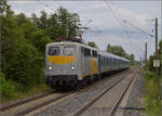 Radexpress Bodensee II.

Hier kommt der erwartete SVG-Radexpress mit der Elektro-NeSA 140 797. Wieder mit dem Radolfzeller Münster im Hintergrund. Radolfzell, August 2024.