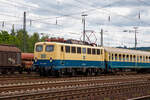 Die 140 423-5 (91 80 6140 423-5 D-DB) vom DB Museum, ex DB E 40 423, am 18.06.2017 mit Pendelzug in Koblenz-Lützel. Am 17. & 18.6.2017 fand das große Sommerfest vom DB Museum Koblenz statt.

Die E 40 wurde 1963 von Henschel in Kassel unter der Fabriknummer 30656 gebaut, der elektrische Teil ist von den Siemens-Schuckert-Werke (SSW), und als E 40 423 an die Deutsche Bundesbahn geliefert. Zum 01.01.1968 erfolgte die Umzeichnung in DB 140 423-5. Aus den aktiven Dienst schied sie 2011 aus und ging ins DB Museum Koblenz-Lützel. Dort wird die Lok in der ehemaligen Farbgebung türkis/beige erhalten und wird als Zugfahrzeug für Überführungen und Sonderzüge genutzt.

Die ab dem Jahr 1968 als Baureihe 140 geführten Loks sind technisch gesehen eine E 10.1 ohne elektrische Bremse, jedoch mit geänderter Übersetzung des Getriebes. Mit 879 Exemplaren ist die E 40 die meistgebaute Type des Einheitselektrolokprogramms der Deutschen Bundesbahn. Ihre zulässige Höchstgeschwindigkeit betrug am Anfang entsprechend ihrem vorgesehenen Einsatzgebiet im mittelschweren Güterzugdienst 100 km/h, diese wurde im Juni 1969 jedoch auf 110 km/h erhöht, um die Züge zu beschleunigen und die Loks auch besser im Personen-Berufsverkehr einsetzen zu können.

TECHNISCHE DATEN:
Spurweite: 1.435 mm (Normalspur)
Achsanordnung: Bo´Bo´
Länge über Puffer: 16.440 mm
Drehzapfenabstand: 7.900 mm
Achsstand in den Drehgestellen: 3.400 mm
Gesamtachsstand: 11.300 mm
Treibrad-Durchmesser: 1.250 mm
Dienstgewicht:  86,4t
Achslast: 21,5t
Zulässige Höchstgeschwindigkeit: 110 Km/h (Anfangs 100 km/h)
Stromsystem: Einphasen-Wechselstrom 15 000 V, 16 ²/³ Hz
Nennleistung: 3.700 kW (5.032 PS)
Zugkraft: 336 kN
Anzahl Fahrmotoren:  4
Fahrmotor-Typ: SSW WB 372
Antrieb: Gummiringfeder
Nennleistung Trafo: 4040 kVA
Anzahl Fahrstufen:  28
