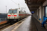 Die 146 564-0 (91 80 6146 564-0 D-DB) der DB Fernverkehr AG fährt am 14 Februar 2024, mit dem IC 2039 nach Leipzig (Norddeich Mole – Bremen – Hannover – Leipzig), in den Bahnhof Norddeich Mole und wird bereitgestellt.

Die TRAXX P160 AC2 wurde 2013 von Bombardier Transportation GmbH in Kassel unter der Fabriknummer 35041 gebaut. Am 12.11.2015 wurde sie abgenommen.