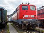 Die DB 150 186-5 am 09.04.2016 im DB Museum Koblenz. 

Die DB verschrottete fast alle ihre Loks der Baureihe 150 in den Jahren 2003/04. Erhalten geblieben sind nur zwei Maschinen als Museumsloks. Dies sind: Die 150 091 als E 50 091 im Ablieferungszustand und diese 150 186-5 im letzten Betriebszustand in verkehrsroter Lackierung, beide kann man im DB Museum Koblenz besichtigen. Damit sind jeweils eine 150er der ersten Bauserie und der letzten Bauserie erhalten geblieben. Die 150 186 ist zudem noch ein Unikat, da sie eine der mit Schweizpaket ausgerüsteten 150er ist; sie besitzt ein Schweizer Stromabnehmer-Schleifstück und den Schweizer Zugbahnfunk.  

Die 150 186-5 wurde 1972 von der Krauss-Maffei AG in München unter der Fabriknummer 19620 gebaut, der elektrische Teil ist von SSW (Siemens-Schuckert-Werke).
    
Die Baureihe E 50 (ab 1968 als Baureihe 150 geführt) ist eine für die Deutsche Bundesbahn erstmals im Jahre 1957 gebaute Einheitselektrolokomotive für den schweren Güterverkehr. Die letzten Exemplare wurden im Jahr 2003 von der Deutschen Bahn ausgemustert.

1950 beschloss der zuständige Fachausschuss der Bundesbahn die Beschaffung zweier Grundtypen von Elektro-Einheitslokomotiven mit weitgehend standardisierten Bauteilen. Dies sollten eine sechsachsige Güterzuglok auf Basis der Baureihe E 94 und eine an die Baureihe E 44 angelehnte Mehrzwecklokomotive sein. Die Führerstände sollten so gebaut werden, dass die Lokführer ihre Arbeit sitzend verrichten konnten. Bei allen vorherigen Baureihen mussten sie stehend fahren, um die Aufmerksamkeit zu erhöhen.

Die Mehrzwecklok erhielt zunächst den Arbeitstitel E 46, wurde jedoch in Baureihe E 10 umbenannt, nachdem sie durch Erhöhung der geforderten Höchstgeschwindigkeit formell eine Schnellzuglokomotive wurde. Die schwere Güterzuglok erhielt die Bezeichnung Baureihe E 50. Die Entwicklung, die zu weitgehend einheitlichen Baugruppen führte, begann 1952 mit der Lieferung von fünf Versuchslokomotiven der Baureihe E 10.0, in denen die Anforderungen des Bundesbahn-Zentralamts und die Vorstellungen der Hersteller verwirklicht waren.

Die ab 1957 gebaute E 50 (ab 1968 BR 150) war die erste schwere Güterzug-Ellok des Einheitslokomotivprogramms. Bis 1973 wurden in mehreren Serien insgesamt 194 Lokomotiven geliefert, die zunächst die gleichen Aufgaben wie die schweren Lokomotiven der Baureihe E 94 vor dem Zweiten Weltkrieg übernahmen und diese später ersetzten.

Die Baureihe 150 fand ihren Nachfolger in der Baureihe 151, weil ihre Leistungsfähigkeit für das 1969 beschlossene neue betriebliche Leitprogramm für den schweren Güterzugdienst nicht mehr ausreichte. Zudem war seitens des Betriebsdiensts an der Baureihe 150 seit jeher kritisiert worden, dass ihre Zugkraft oberhalb von 80 km/h stark einbrach. Einsätze mit Geschwindigkeiten über 80 km/h bei höheren Zugkräften führten häufig zu Fahrmotorschäden. Mit Erscheinen der modernen Drehstromlokomotiven der Baureihe 152 wurde die Baureihe 150 verstärkt ausgemustert. Das letzte Bahnbetriebswerk für den Einsatz war Kornwestheim, von wo aus sie neben dem schweren Güterzugdienst auch im Schiebedienst auf der Geislinger Steige und der Spessartrampe eingesetzt wurden. Zum Jahresende 2003 schieden die Lokomotiven der Baureihe 150 vollständig aus dem Dienst bei der DB aus.

Wie alle Lokomotiven des Einheitslokomotivprogramms hatte die E 50 Drehgestelle als geschweißte Kasten-Konstruktionen mit Drehzapfen und geschweißte Kastenaufbauten mit Lüftergittern. Der Rahmen stützte sich über Schraubenfedern und Gummielemente auf die Drehgestelle ab. Die beiden Drehgestelle waren mit einer Querkupplung miteinander verbunden, um ein Anheben des vorderen Drehgestelles beim Anfahren schwerer Züge zu vermeiden. Als Bremse wurde eine indirekt wirkende Druckluftbremse Bauart Knorr und zum Rangieren eine direkt wirkende Zusatzbremse verwendet.

Auf dem Dach befanden sich die Scheren-Stromabnehmer Bauart DBS 54a. Die Fahrmotoren der Baureihe 150 tragen die Bezeichnung EKB 760 und sind kleiner, leichter und schwächer als die SSW-Motoren WBM372-22 der Baureihen 110 / 140. Gegenüber deren Nennleistung von 925 kW weisen sie nur eine solche von 735 kW auf. Sie sind zwölfpolig und stammen technisch von den in der E 94 verwendeten AEG-Motoren ab. Sechs Radiallüfter für jeden Fahrmotor sorgen für die Kühlung. Die erste Serie der E 50 (001-025) erhielt noch den bewährten Tatzlager-Antrieb, da man dem Gummiringfeder-Antrieb der Siemens-Schuckert-Werke (SSW) nicht zutraute, große Leistungen ohne übermäßigen Verschleiß auf die Schienen zu bringen. Nachdem sich diese Bedenken als unbegründet erwiesen hatten, erhielten auch die nachfolgenden E 50 den Gummiringfeder-Antrieb.

TECHNISCHE DATEN der BR 150:
Gebaute Anzahl: 194
Spurweite: 1.435 mm (Normalspur)
Achsformel: Co'Co'
Länge über Puffer: 19.490 m
Drehzapfenabstand: 9.700 mm
Drehgestellachsstand: 4.360 mm
Höhe: 3.954 mm
Breite: 3.130 mm
Treibraddurchmesser: 1.250 mm
Höchstgeschwindigkeit: 100 km/h
Leistung: 4.500 kW bei 79 km/h
Anfahrzugkraft: 441 kN
Dienstgewicht: 128,0 t
Radsatzfahrmasse: 21,0 t
Anzahl der Fahrmotoren: 6
Antrieb: Gummiringfeder (anfangs Tatzlager)
Stromsysteme: 15 kV 16 2/3 Hz, Oberleitung
