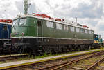 
Die schwere Güterzug-Elektrolokomotive E50 091 / 150 091-7 am 18.07.2012 im DB Museum Koblenz, in der Ursprungsausführung.

Die Lok wurde 1963 bei Krupp unter der Fabriknummer 4432 gebaut, der Elektrische Teil ist von AEG.

Die ab 1957 gebaute E 50 (ab 1968 als Baureihe 150 geführt) war die erste schwere Güterzug-Ellok des Einheitslokomotivorogramms. Bis 1973 wurden in mehreren Serien insgesamt 194 Lokomotiven geliefert, die zunächst die gleichen Aufgaben wie die schweren Lokomotiven der Baureihe E 94 vor dem Zweiten Weltkrieg übernahmen und diese später ersetzten. Wie alle Lokomotiven des Einheitsprogramms hatte die Baureihe E 50 bzw. die spätere 150 Drehgestelle als geschweißte Kasten-Konstruktionen mit Drehzapfen und geschweißte Kastenaufbauten mit Lüftergittern.
