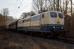 Die ozeanblau/beige BB151 073-4 (91 80 6151 073-4 D-BYB) der BayernBahn GmbH (Nördlingen) fährt am 22 Januar 2026, mit dem  Henkelzug  (Langenfeld/Rhld. nach Gunzenhausen), durch Kirchen/Sieg in Richtung Siegen.

Die 151 073-4 wurde 1974 von Henschel in Kassel unter der Fabriknummer 31816 gebaut und in der Farbgebung ozeanblau/beige an die Deutsche Bundesbahn ausgeliefert. Zum 01.01.2017 wurden je 100 sechsachsige elektrische Altbau-Lokomotiven der Baureihen 151 und 155 an den Lokvermieter Railpool verkauft, so auch diese. 2019 wurde die 151er an die BayernBahn GmbH in Nördlingen verkauft.

Die BayernBahn ist übrigens eine Tochtergesellschaft des Bayerischen Eisenbahnmuseums e.V.. Sie besitzt z.Z. 6 dieser mit 5.982 kW leistungsstarken und bis zu 120 km/h schnellen Maschinen der Baureihe 151. 