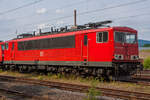 Die 155 243-9 (91 80 6155 243-9 D-DB) der damaligen DB Schenker Rail Deutschland AG (heute DB Cargo AG) ist am 14 Juli 2013 in Kreuztal in der Abstellgruppe abgestellt.

Die Lok, auch als  Strom-Container  bekannt, wurde 1984 bei LEW (VEB Lokomotivbau Elektrotechnische Werke Hans Beimler) in Hennigsdorf unter der Fabriknummer 17199 gebaut und als DR 250 243-3 an die DR (Deutsche Reichsbahn) geliefert. Weiterer Lebenslauf: 
01.01.1992 Umzeichnung in DR 155 243-9
01.01.1994 Umzeichnung in DB 155 243-9
Bis 31.12.2016 gehörte sie zur DB Cargo AG. Zum 01.01.2017 wurden je 100 sechsachsige elektrische Altbau-Lokomotiven der Baureihen 151 und 155 an den Lokvermieter Railpool verkauft. Die DB Cargo mietet daraufhin 100 Loks von Railpool wieder an. So wurde sie zum 01.01.2017 zur 91 80 6155 243-9 D-Rpool und war bis November 2019 an die DB Cargo AG vermietet und ging dann DB Stillstandsmanagement in Leipzig-Engelsdorf. Im Dezember 2021 wurde sie nach Leverkusen-Opladen überführt und bei der Firma Bender Recycling GmbH & Co. KG zerlegt/verschrottet.

Persönliche Anmerkung: Damals habe ich geflucht, wenn ich nur „rote“ 155er, 151 oder 185 vor die Linse bekam, heute würde ich mich über eine 155 freuen, da man sie hier nicht mehr sieht. 

Geschichte:
Mitte der 1960er Jahre zeigte sich, dass die nach dem Zweiten Weltkrieg zuerst von der Deutschen Reichsbahn (DR) in der DDR beschafften E-Loks der Baureihen E 11 und E 42 den gestiegenen Leistungsanforderungen der Zugförderung im Güterverkehr teilweise nicht mehr gerecht wurden. Insbesondere wurde beanstandet, dass die Güterzuglok E 42 trotz des Einsatzes in Doppeltraktion bisweilen Schwierigkeiten beim Anfahren schwerer Züge in den Rangierbahnhöfen hatte, und der E 11 die Leistung zum Beschleunigen der damals schwersten Schnellzüge auf 120 km/h fehlte.

Aus Sicht der Hauptverwaltung Maschinenwirtschaft der DR erforderte das neue Leistungsprofil die Beschaffung einer sechsachsigen Lokomotive, die eigentlich bereits parallel zu den E 11 / E 42 geplant worden war, bei der Beschaffung aber aus Kapazitätsgründen keine Berücksichtigung fand. Die Co’Co’-Lokomotive mit dem Arbeitstitel E 51 sollte jeden Reise- oder Güterzug befördern können und damit universell einsetzbar sein. Dieses Ziel wurde 1974 mit den Prototypen 250 001 bis 250 003 erreicht. Hersteller war, wie bei allen DR-E-Loks, der Lokomotivbau Elektrotechnische Werke Hans Beimler Hennigsdorf (LEW). Dabei wurde der neueste Stand der Technik berücksichtigt, wie der Stahlleichtbau, der zu einem gesickten Lokkasten führte oder die Tiefanlenkung der Drehgestelle. Bei der Ausstattung des Führerstandes wurden die jüngsten Erkenntnisse der Ergonomie berücksichtigt.

Die Serienproduktion begann nach Abschluss aller Testläufe 1977. Bis 1984 wurden insgesamt 270 Serienloks an die DR ausgeliefert. Wegen ihres doch sehr zweckmäßigen Aufbaus und der Ähnlichkeit ihrer Form mit einem ISO-Container bekam diese Baureihe den Spitznamen „Strom-Container“ oder „Elektro-Container“. Zu Zeiten der DDR bespannten sie jede Zugart im Güter- und im Personenverkehr, wobei der Schwerpunkt auf dem schweren Güterzugdienst lag. In den Jahren der Wende wurden die Loks durch die Verlagerung des Güteraufkommens auf den Straßenverkehr zum großen Teil nicht mehr benötigt. Daher wurden einige zeitweise an die Schweizerische Südostbahn (SOB) vermietet, ein großer Teil ging jedoch zur Deutschen Bahn (DB AG) und wurde von den Betriebshöfen Nürnberg West und Mannheim unter der DB-Baureihenbezeichnung 155 eingesetzt.

Die Baureihenbezeichnung 155 haben alle Lokomotiven der DR im Zuge der Angleichung des Baureihenschemas ab 1992 übernommen.

An den Einsatzgebieten hat sich bis ca. 2015 praktisch nichts geändert, allerdings war die Loks inzwischen auf die Betriebswerke Seddin und Mannheim Rbf konzentriert. Nach der dritten Stufe der Bahnreform wurden die Loks dem Geschäftsbereich DB Cargo zugeschlagen, was das faktische Ende der Einsätze im Personenverkehr bedingt. Die Lokomotiven wurden bis 2017 im gesamten Schienennetz der DB eingesetzt und sind praktisch vor jeder Art von Güterzügen anzutreffen. Vorzugsweise war die Lokomotive im schweren Montan- und Chemieverkehr und auch vor schnellen Containerzügen, auch auf den Schnellfahrstrecken, eingesetzt.

Konstruktion:
Die Loks haben zwei dreiachsige Drehgestelle, in denen die Radsätze wegen des Tatzlagerantriebs asymmetrisch angeordnet sind, der mittlere Radsatz ist aus Gründen der Kurvengängigkeit um je 60 Millimeter seitenverschiebbar. Jede Achse wird von einem zwölfpoligen Einphasen-Reihenschlussmotor angetrieben, die Kraftübertragung erfolgt über ein beidseitig angeordnetes Stirnradgetriebe und den bewährten Kegelringfeder-Antrieb. Lauftechnische Versuche noch zu Zeiten der DR haben ergeben, dass die Loks mit einem modifizierten Kegelringfeder-Antrieb bis zu 160 km/h laufen könnten, allerdings wurde für eine solche Lokomotive kein Bedarf gesehen, da ohnehin nirgends bei der DR mehr als 120 km/h gefahren werden konnte. Nach der Wende wurden entsprechende Pläne zugunsten anderer Baureihen, die konstruktiv keine Güterzugloks waren, fallengelassen.

Der Aufbau ist in den Wortsinnen kastenförmig und gab der Lokomotive ihre verschiedenen Spitznamen – früher „Kommissbrot“, heute wird sie häufig als „Stromcontainer“ bezeichnet. Drei Dachteile sind für besseren Zugang zu den Großgeräten im Maschinenraum abnehmbar. Die gesickten Seitenwände haben je ein durchgehendes Lüfterband zur Kühlluftversorgung.

Das Kernstück des elektrischen Teils der Lokomotive bildet der 5630 kW abgebende Dreischenkel-Transformator mit zwangsweisem Ölumlauf und 31 Anzapfungen für das Schaltwerk. Eingesetzt wird das in den Jahren zuvor in der 50-Hz-Versuchslokomotive E 211 001 erprobte, thyristorgeregelte Hochspannungsschaltwerk LNSW 12 mit Phasenanschnittsteuerung. Dieses wurde auch bei den Lokomotiven der Baureihe 243 verwendet. Es ist als Rundwähler mit geraden und ungeraden Vollstufen auf zwei Kontakt-Kreisbahnen mit mechanisch verbundenem Thyristorsteller ausgeführt. Wie schon bei älteren Lokomotiven üblich, dienen die letzten drei Fahrstufen als Reserve bei niedriger Fahrdrahtspannung und dürfen im Normalbetrieb nicht genutzt werden. Dieser Zustand trat im DR-Netz durchaus häufiger ein, vor allem im Großraum Halle (Saale), weshalb die Rbd Halle von genervten Ellokführern als „Schwachstromdirektion“ betitelt wurde. Sank die Fahrdrahtspannung unter 12 kV, löste der Hauptschalter aus und konnte erst, wenn die Spannung 14 kV erreichte, wieder eingeschaltet werden. Da andere Elloks mit einer niedrigeren Wiedereinschaltspannung auskamen, belasteten diese das Netz erneut, und die Spannung sank wieder, so dass ein mit einer 250 bespannter Zug bei einer Überlastung des Netzes durchaus länger liegenblieb.

Eine von der Spannung des Fahrdrahts abhängige, thyristorgeregelte elektrische Widerstandsbremse ist ebenfalls vorhanden. Zur Dachausrüstung gehören ursprünglich die beiden Scherenstromabnehmer des Typs VM 28-31, der Hauptschalter, der als Druckluftschnellschalter ausgeführt ist, Dachtrenner und Oberspannungswandler (zur Anzeige und Überwachung der Fahrdrahtspannung), sowie die Lüftergitter des Bremswiderstandsturmes. Bei Modernisierungsarbeiten wurden Lokomotiven auch mit neuen Vakuumhauptschaltern und Einholmstromabnehmern Typ DSA 200 ausgerüstet. Außerdem sind auch die zwei Hauptluftbehälter der indirekten, mehrlösigen Druckluftbremse auf dem Dach angeordnet. Im Normalbetrieb wird die Druckluftbremse mit der elektromotorischen Bremse gekoppelt.

Die Lokomotiven sind nicht wendezug- oder doppeltraktionsfähig. Sie erreichen eine mögliche Anfahrzugkraft von 6× 80 kN (480 kN) und eine Dauerzugkraft von 196 kN. Einige Lokomotiven wurden zur Nutzung auf den Schnellfahrstrecken mit der Linienzugbeeinflussung LZB 80 ausgerüstet.

TECHNISCHE DATEN:
Technische Daten:
Spurweite: 1.435 mm
Achsanordnung: Co`Co`
Länge über Puffer: 19.600 mm
Drehzapfenabstand:11.200 mm
Gesamtradstand: 14.500 mm
Treibraddurchmesser: 	1.250 mm (neu)
Dienstgewicht: 123,0 t
Radsatzfahrmasse:  20,5 t
Höchstgeschwindigkeit: 125 km/h
Stundenleistung:  6 × 900 kW = 5.400 kW 
Dauerleistung:  5.100 kW (6.934 PS)
Anfahrzugkraft: 480 kN
Dauerzugkraft: 196 kN
Stromsystem: 15 kV 16,7 Hz
Anzahl der Fahrmotoren:  6 (VEM ECFB 1110-127C)
Antrieb: LEW-Kegelringfederantrieb, vollständig abgefedert
Stromabnehmer: 2 Stück Einholmstromabnehmern Typ DSA 200 (urspr. Scherenstromabnehmer Typ VM 28-31)
