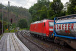 Bei Regen durchfährt die 185 074-2 (91 80 6185 074-2 D-DB) der DB Cargo Deutschland AG am 21 Juni 2024 mit einem KLV-Zug durch den Bahnhof Kirchen (Sieg) in Richtung Köln. Einen lieben Gruß an den Lokführer zurück. 

Die TRAXX F140 AC1 wurde 2002 von der Bombardier Transportation GmbH in Kassel unter der Fabriknummer 33489 gebaut
