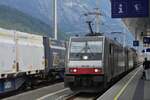 E-Lok 186 285, von Railpool mit einer weiteren Lok, fahren mit einem Gterzug durch den Bahnhof Schwaz (A). 08.2024