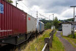 Die an die RAILPOOL 186 506 (91 80 6186 506-2 D-Rpool) fährt am 22 Juni 2024 mit einem KLV-Zug durch den Bahnhof Scheuerfeld (Sieg) in Richtung Köln.