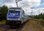 Keine ANGST, ich sehe im gesicherten Bereich vom Bahnsteigzugang (siehe nachfolgendes Bild). Die an die RTB Cargo (RATH Gruppe/Rurtalbahn) vermietete Railpool 186 297-8 (91 80 6186 297-8 D-Rpool), fährt am 11 Juli 2025 mit einer weiteren kalten 185 oder 186er und mit einem langen geschlossen Doppelstock- Autotransportzug der ARS Altmann AG (mit Wagen der Gattung Hccrrs), durch Rudersdorf (Kreis Siegen) in Richtung Siegen bzw. Köln.

Die Bombardier TRAXX F140 MS wurde 2016 von Bombardier in Kassel unter der Fabriknummer 35346 gebaut. Sie hat die Zulassungen/Länderpaketen für Deutschland, Österreich Belgien und die Niederlande (D/A/B/NL).
