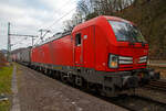 Die 193 352-2 (91 80 6193 352-2 D-DB) der DB Cargo AG fährt am 28.01.2023 mit einem KLV-Zug durch Scheuerfeld (Sieg) in Richtung Köln.